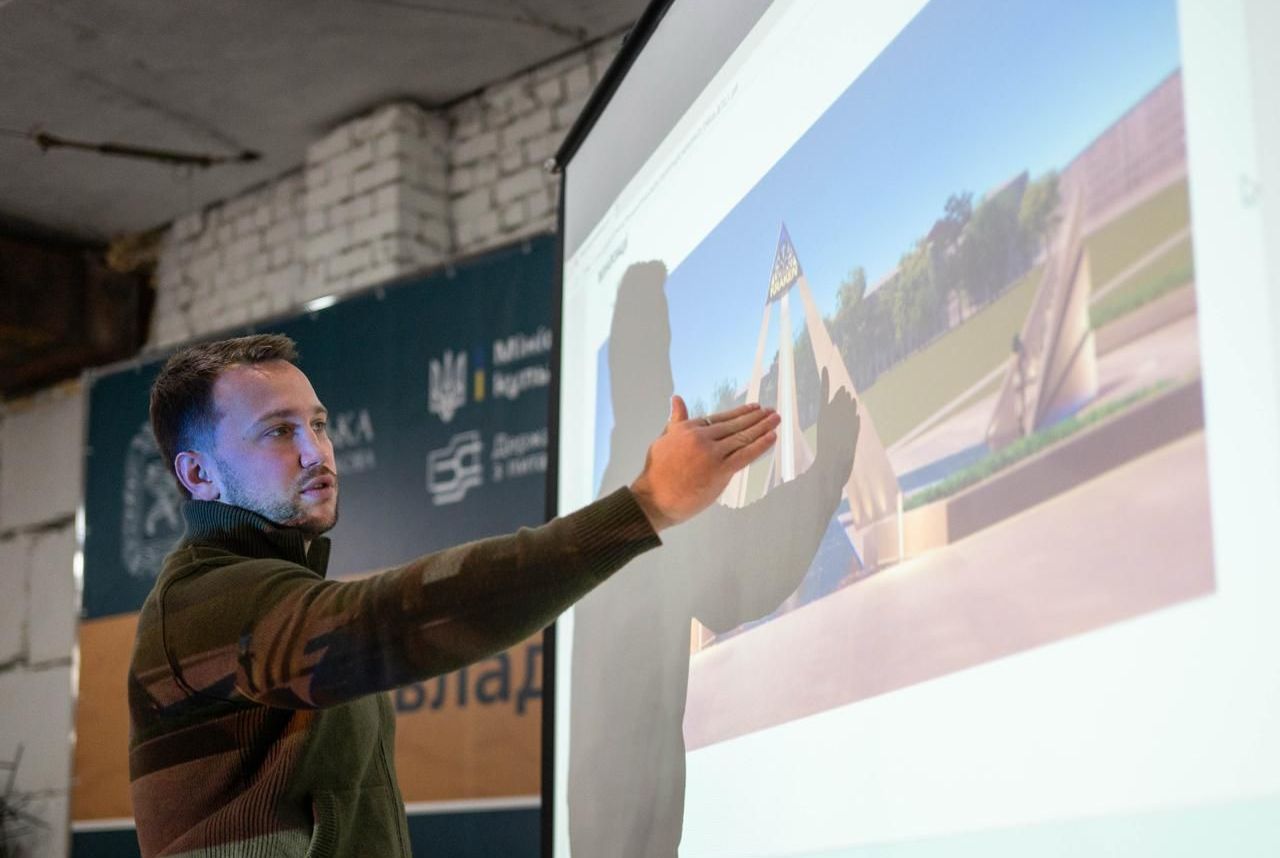 Человек возле стенда