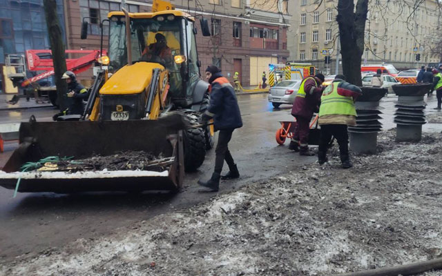 У Харкові прибирають на місці прильоту 2 січня (фото)