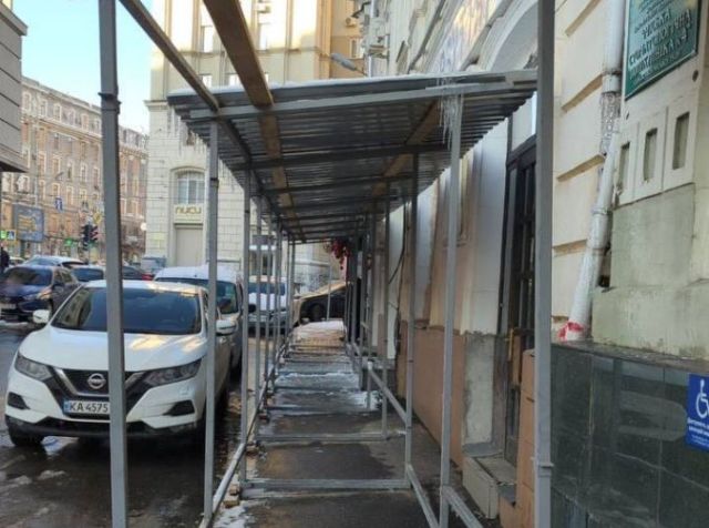 Харьковчане под угрозой сосулек: в городе устанавливают защитные конструкции