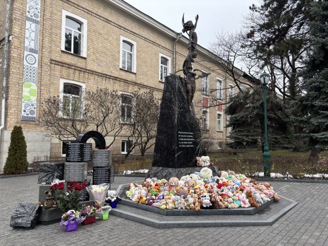 В Харькове вандалы ограбили памятник погибшим детям, в области - мемориал погибшим на войне