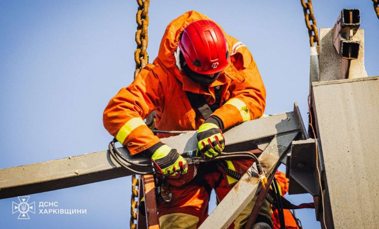 Як просуваються роботи на зруйнованому прильотом терміналі "Нової Пошти" (фото, відео)