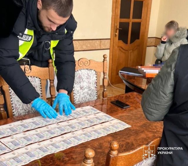 Директорка харківського наукового підприємства забирала собі гроші працівників