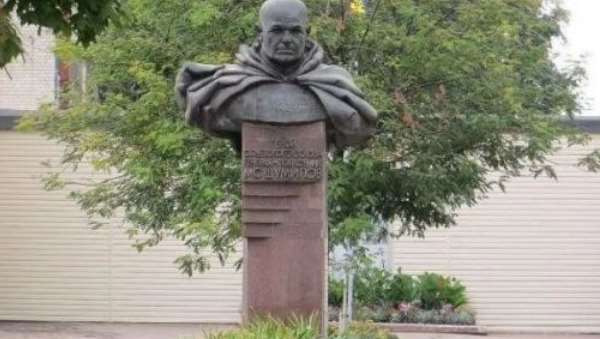 Активісти вимагають знести пам'ятник генералу Шумілову в Мерефі: чому це неможливо