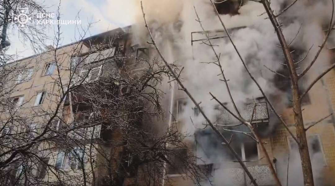 Пожежа в 5-поверховому будинку на Салтівці після атаки БПЛА: рятувальники показали кадри гасіння