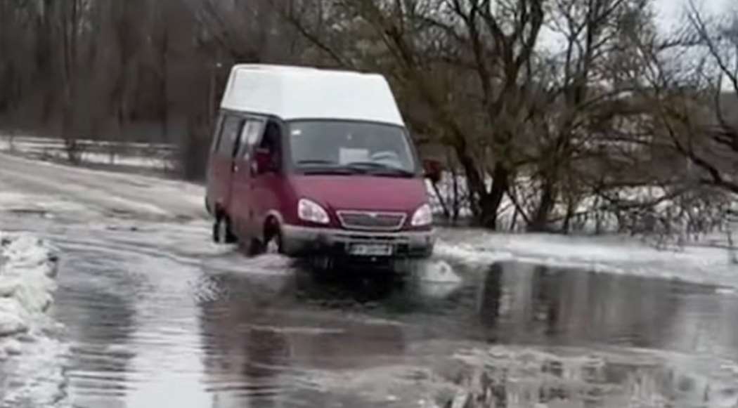 Маршрут в 50 метров: в Богодухове маршрутка перевозила людей через затопленную дорогу