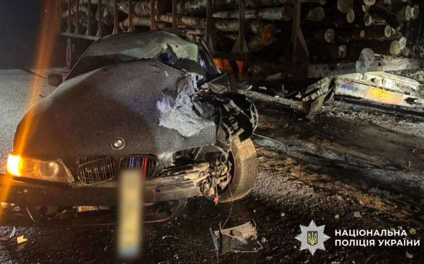 В Богодухове BMW врезался в грузовик с дровами: пострадала 17-летняя пассажирка