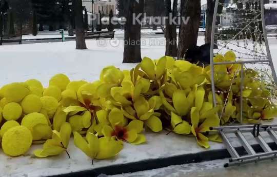 У Харкові, в саду Шевченка почали монтувати весняні інсталяції