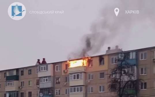 У Харкові горить п'ятиповерхівка на Індустріальному проспекті: відео