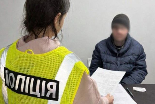 Підозрювана та поліцейська