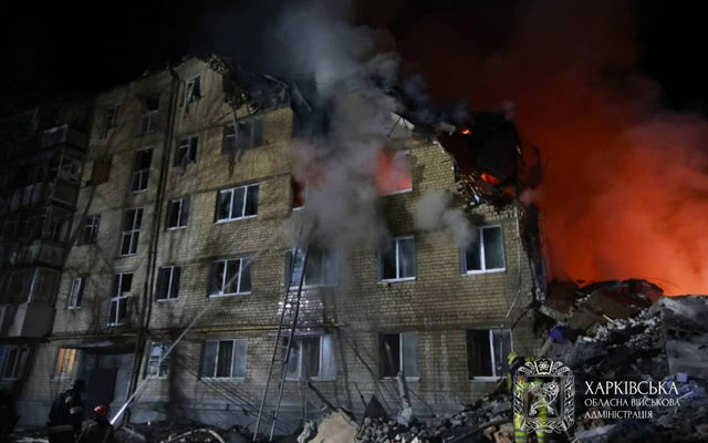 Трагедія в Харкові: під завалами зруйнованого ракетою будинку шукають людей