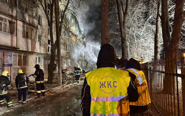 В Харькове убирают на месте удара ракетой по жилому дому (фото)