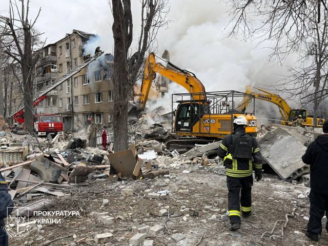 РФ вдарила балістичною ракетою по житловому будинку в Харкові: зруйнований підʼїзд, 7 загиблих (доповнено)