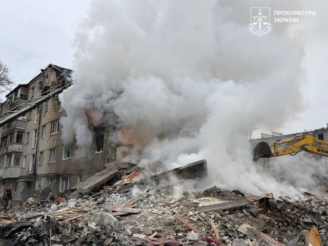 Ракета разрушила подъезд жилого дома в Харькове: фоторепортаж с места событий