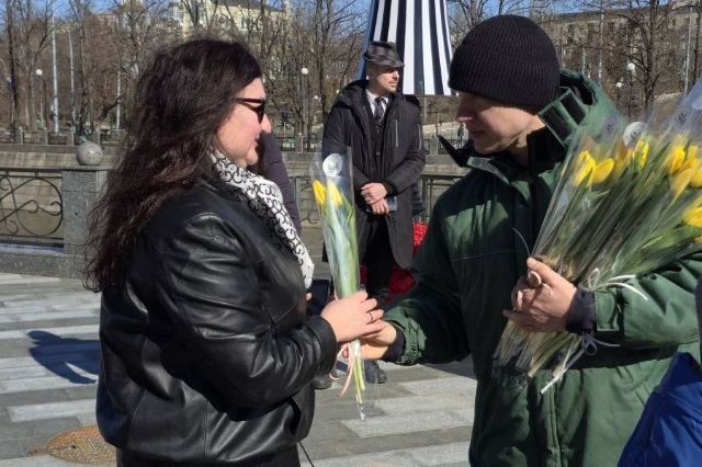 Коммунальщик дарит цветы