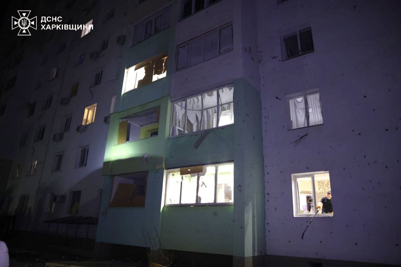 РФ вдарила дроном по житловій забудові в Харкові: на місці - пожежа, є постраждалі