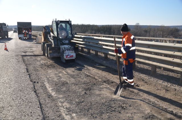 Дороги навколо Харкова почали латати "гарячим асфальтом": які саме шляхи ремонтують (фото)
