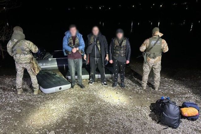 Пограничники и задержанные