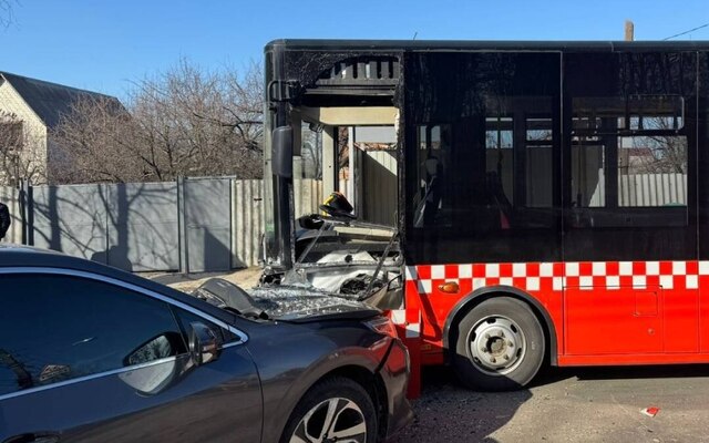 В Харькове Subaru врезалась в пассажирский автобус (фото)