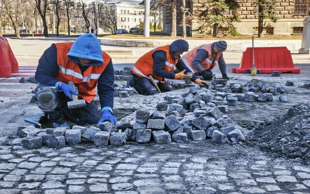 На площі Свободи перекладають бруківку (фото)