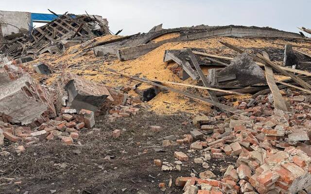 РФ ударила по зернохранилищу в Харьковской области (фото)