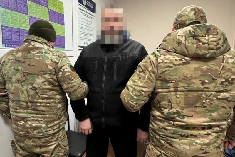 Правоохоронці та затриманий