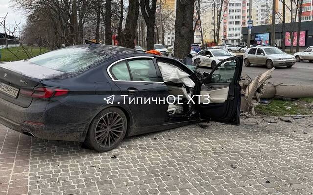 Біля станції метро на ХТЗ — серйозна ДТП: автомобілі розбиті вщент, на дорозі лежить стовп (фото)