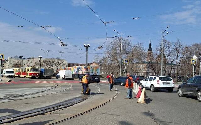 В центре Харькова меняют трамвайные рельсы (фото)