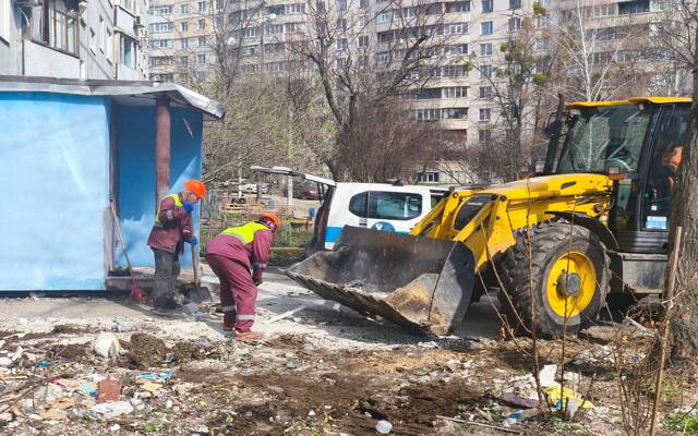 У Харкові комунальники прибирають на місці удару по багатоповерхівці (фото)