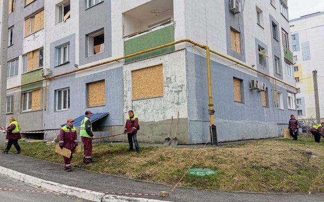 Харківські комунальники прибирають на місцях прильотів (фото)