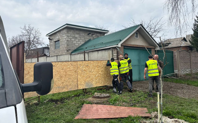 У Немишлянському районі ліквідують наслідки ранкового обстрілу 4 квітня