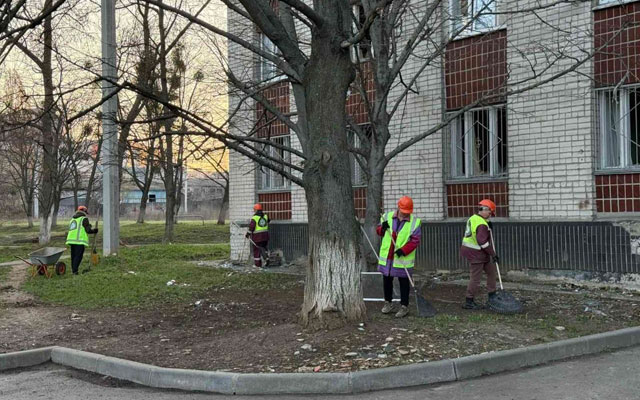 Коммунальщики Харькова устраняют последствия атаки на Шевченковский район