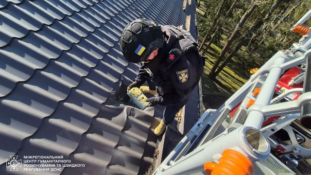 Часть дрона на крыше