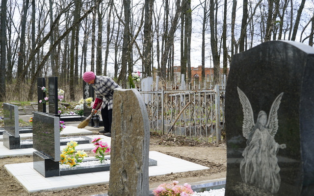 Бабушка из Харьковской области добровольно убирает 350 могил на местном кладбище