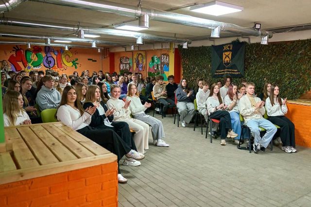 Бойцы ВСУ встретились с молодыми харьковчанами (фото)