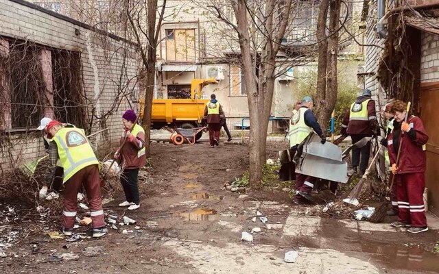 Комунальники прибирають на місці прильоту у центрі Харкова (фото)