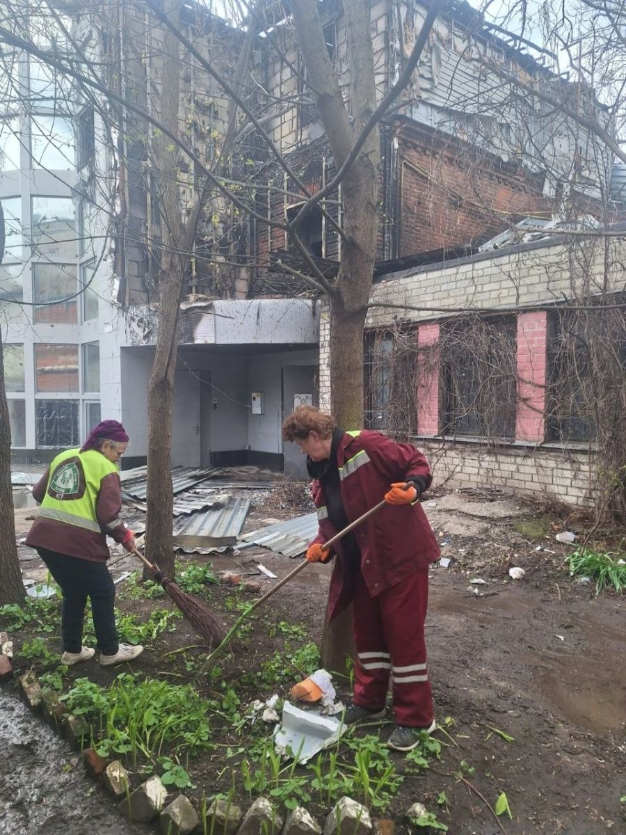 Коммунальщики убирают на месте прилета в центре Харькова (фото)