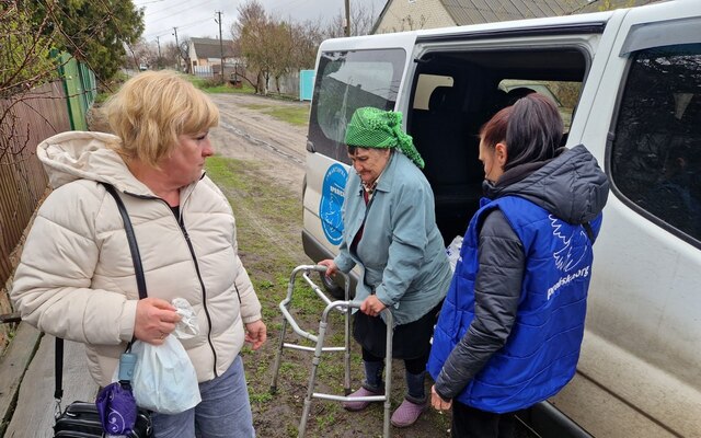 Бабушка-переселенка на ходунках прошла больше 10 километров до Харькова