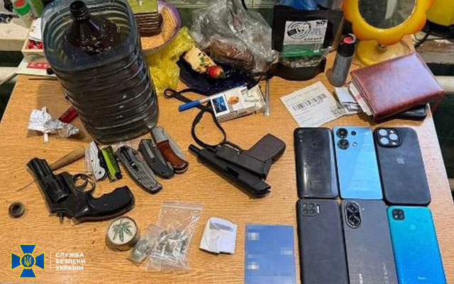 Наркотики у посилках з кормом: у Харкові затримали угруповання «перевертнів у мундирах»