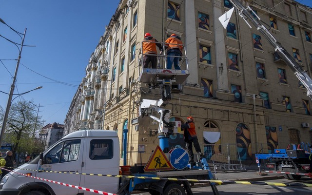 Російський дрон влетів у будівлю у центрі Харкова біля мерії (фото