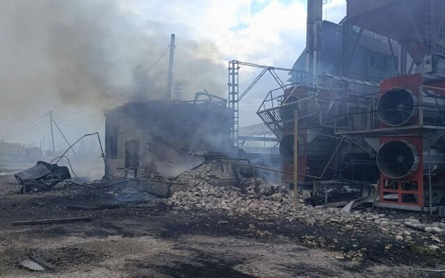 Прилеты каждый час: РФ ударила по почте и резервуару для газа в Харьковской области (фото)