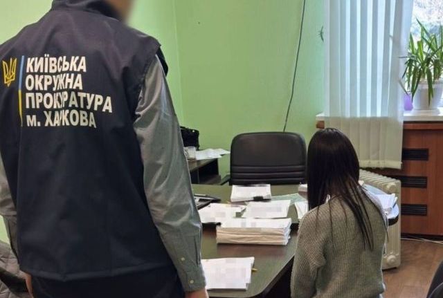 Обвиняемая и работник прокуратуры