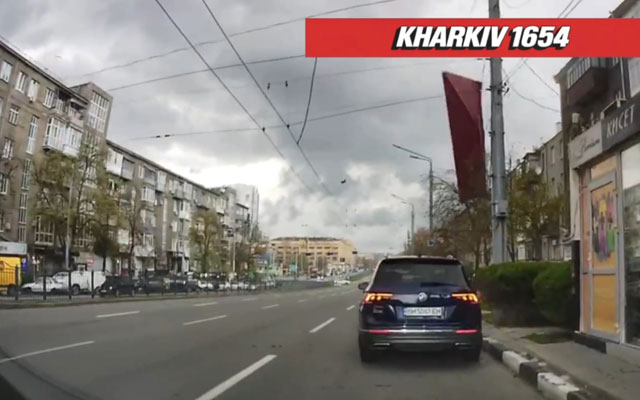 На проспекті Науки шквальний вітер зірвав дах багатоповерхівки (відео)