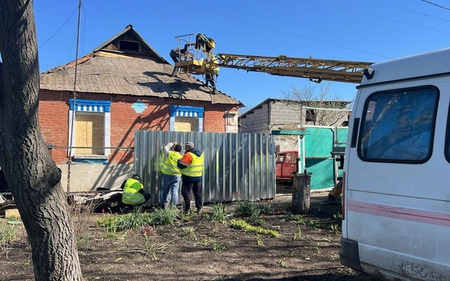 У Харкові комунальники прибирають на місцях прильотів, майже всі вибиті вікна вже закриті (фото)