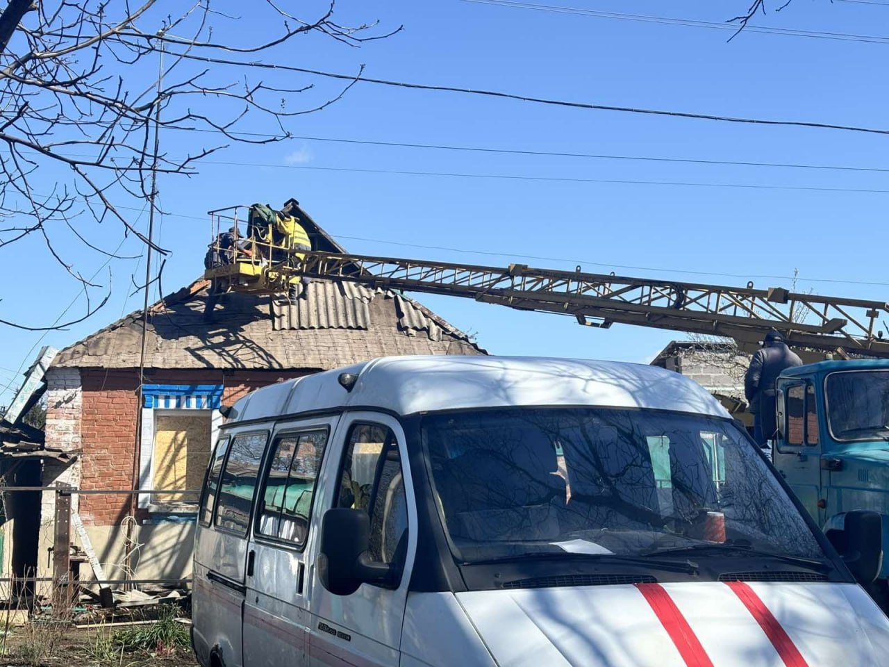 В Харькове коммунальщики убирают на местах прилетов, почти все выбитые окна уже закрыты (фото)