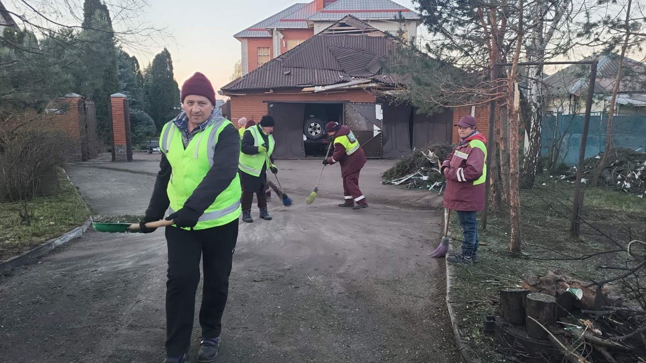 В Харькове коммунальщики убирают на местах прилетов, почти все выбитые окна уже закрыты (фото)
