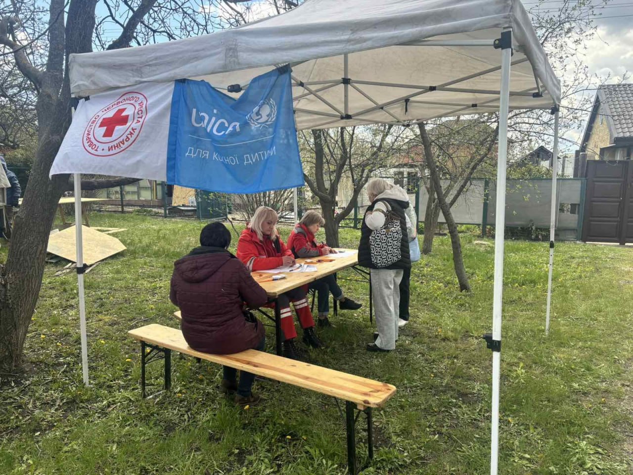 В Харькове коммунальщики убирают на местах прилетов, почти все выбитые окна уже закрыты (фото)