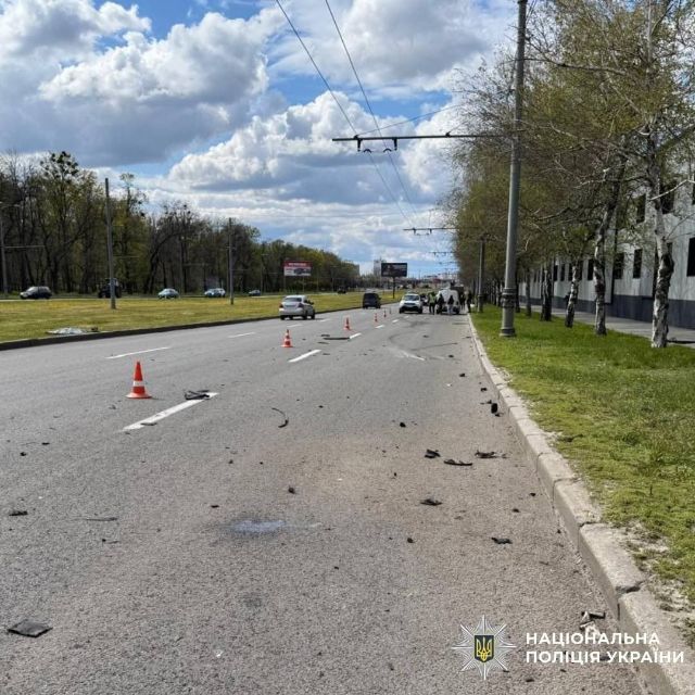 В Харькове легковушка врезалась в столб: пострадали водитель и пассажир