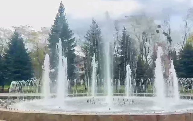 В Александровском сквере заработал фонтан (видео)