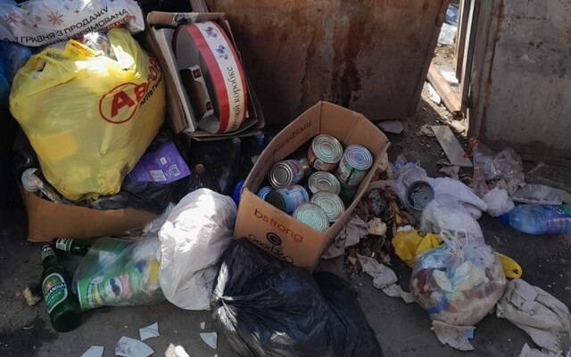 В Дергачах люди выбросили гуманитарку в мусорные баки (фото)