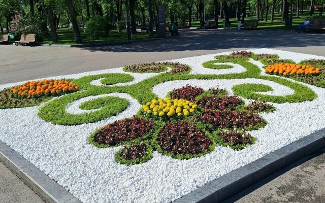 В центре Харькова сделали клумбы со слобожанским узором из 40 тысяч цветов (фото)